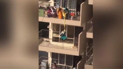 Yürekleri ağıza getiren görüntü! Kıyafetini düşürdü, alması için oğlunu 9. kattan sarkıttı
