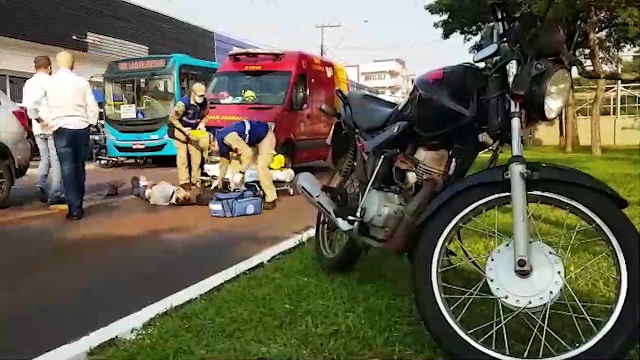 Motociclista fica ferido após colidir na traseira de automóvel na Av. Brasil, em Cascavel
