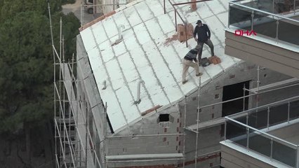 İNŞAATIN ÇATISINDA TEHLİKELİ ÇALIŞMA