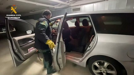 Detenido después de que el perro de la Guardia Civil detectara dos fardos de hachís en su coche