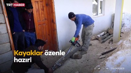 Tahtadan yaptıkları kayak takımlarıyla karı eğlenceye dönüştürüyorlar