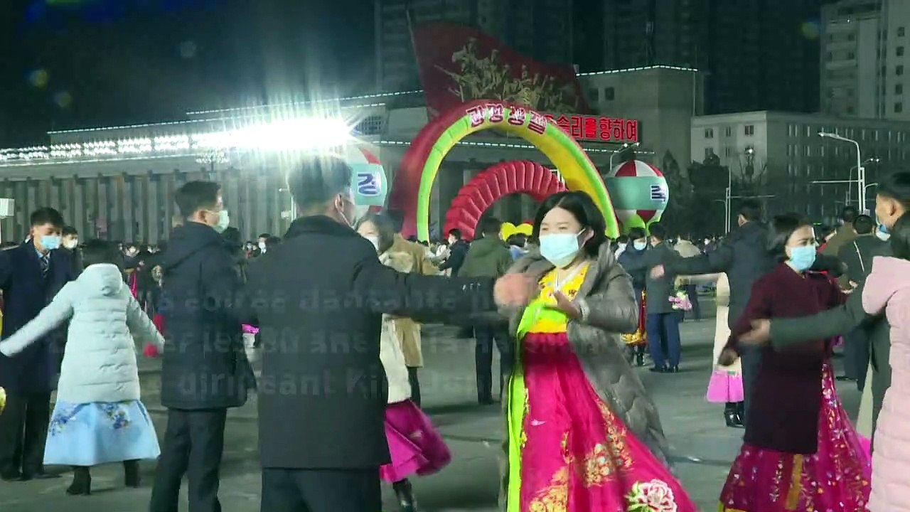 La Corée du Nord fête le 80e anniversaire de Kim Jong Il en dansant et sous les feux d'artifice