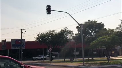 Semáforo entre a Avenida Brasil e Rua Capanema está em amarelo intermitente