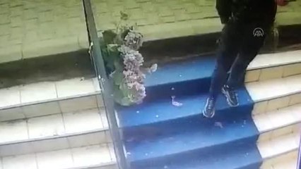 İstanbul'da 2 hırsızın kuyumcudan imitasyon bilezikleri çalma anı güvenlik kamerasında