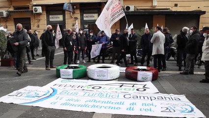 Protesta a Napoli di Ncc e bus turistici: "Siamo con l'acqua alla gola"