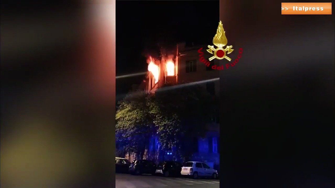 Roma, incendio in un appartamento. Donna salvata dai vigili del fuoco