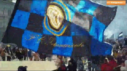 Inter campione d'Italia, la festa dei tifosi in piazza Duomo