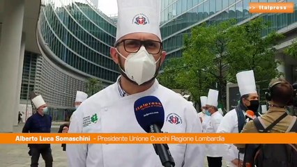 Coronavirus, ristoratori e chef in piazza a Milano