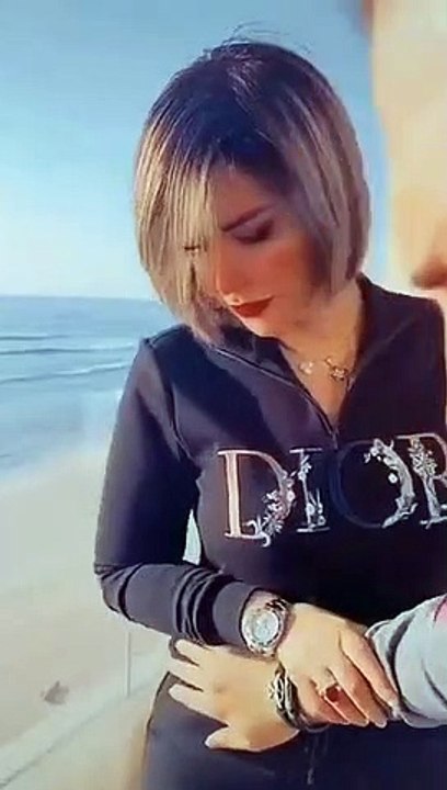 بالفيديو: شمس الكويتية تحاول الإعتداء بالضرب على أحد الأشخاص