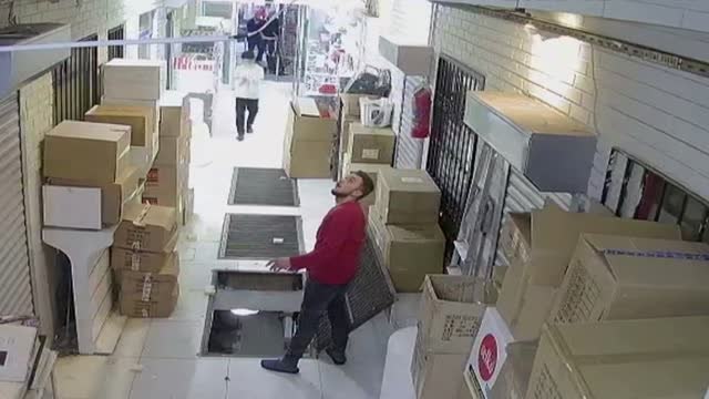 Un joven sale ileso de una caída por caminar sin levantar la vista de su móvil en Turquía