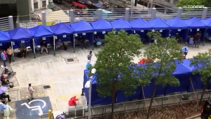 Hospitais em Hong Kong tratam pacientes na rua