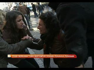 Pihak berkuasa Turki bertempur dengan penunjuk perasaan