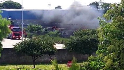 Ônibus é destruído por incêndio no interior da Unioeste, em Cascavel
