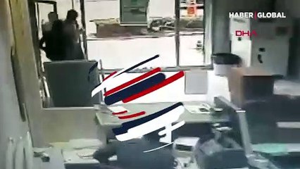 Télécharger la video: Diyarbakır'da PTT şubesinde yaşanan silahlı soygun saniye saniye kamerada!