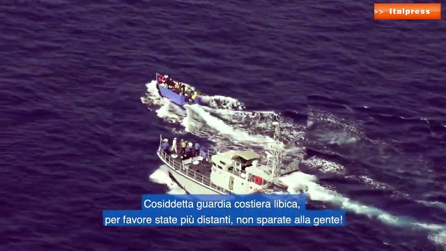 Guardia costiera libica spara contro barcone migranti, le immagini