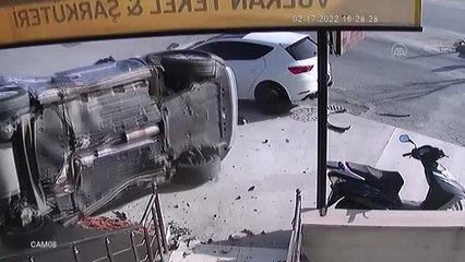 Son dakika haberleri! İstanbul'da 2 otomobilin çarpıştığı kazada 4 kişi yaralandı