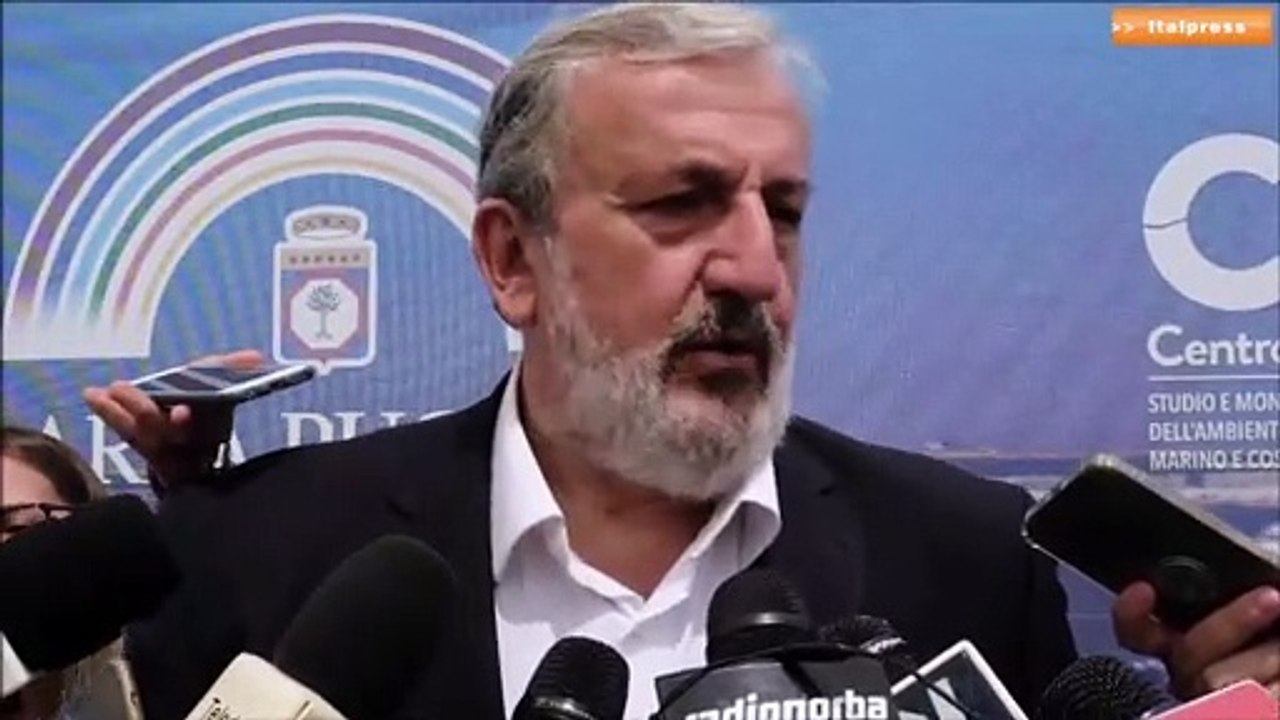 Emiliano "In Puglia abbiamo il mare più pulito d'Italia"