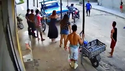 HOMEM JOGA FRANGO ABATIDO EM ASSALTANTE EM FORTALEZA