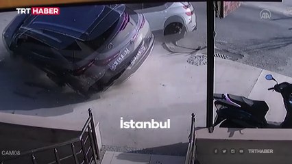 İstanbul'da iki otomobil çarpıştı: O anlar kamerada