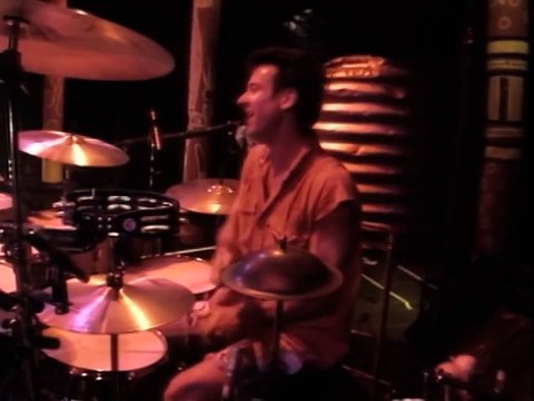 Midnight Oil chante son tube Beds Are Burning en live