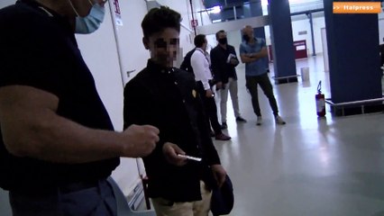 Poliziotti a Fiumicino intrattengono i bambini afghani