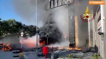 Milano, incendio devasta un palazzo
