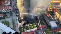 Incendio grattacielo a Milano, le immagini dall'elicottero dei vigili del fuoco