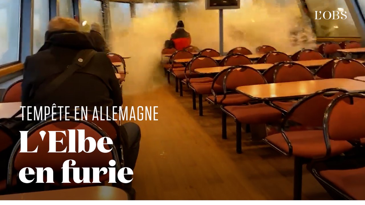 Tempêtes en Europe : à Hambourg, une vague énorme brise les vitres d'un ferry naviguant sur l'Elbe