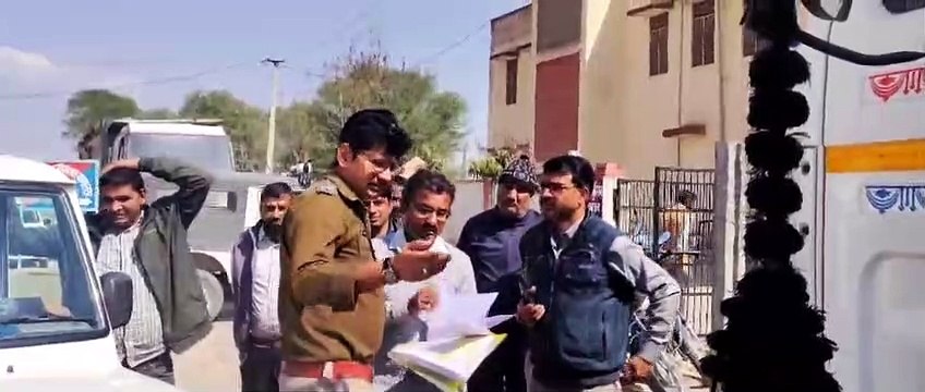 तस्करों से भिड़ गए ग्रामीण, ट्रेलर के शीशे तोड़े, पकड़ा 2 लाख 86 हजार का लोह अयस्क