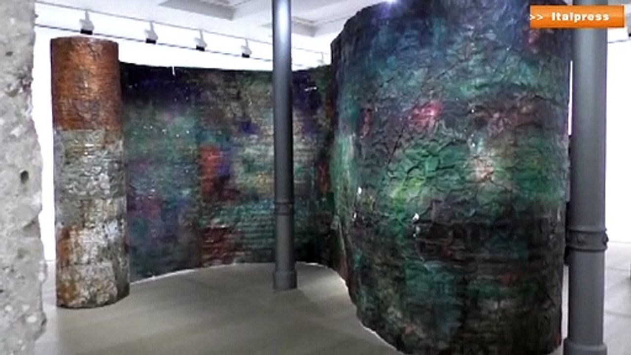 A Milano la mostra "Ulteriori gradi di libertà". I materiali poveri diventano opere d'arte