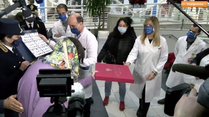 Befana Polizia porta doni e dolci ai bimbi del Gemelli