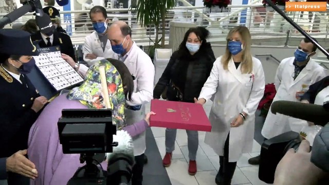 Befana Polizia porta doni e dolci ai bimbi del Gemelli