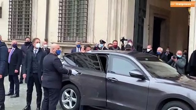 Conte lascia Palazzo Chigi tra gli applausi