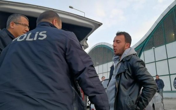 KAZA YAPAN ALKOLLÜ VE EHLİYETSİZ SÜRÜCÜ, POLİSLERDEN OTOMOBİLİNİN ANAHTARINI İSTEDİ
