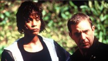 GALA VIDEO - Bodyguard : pourquoi Whitney Houston a fait vivre un véritable enfer à Kevin Costner sur le tournage