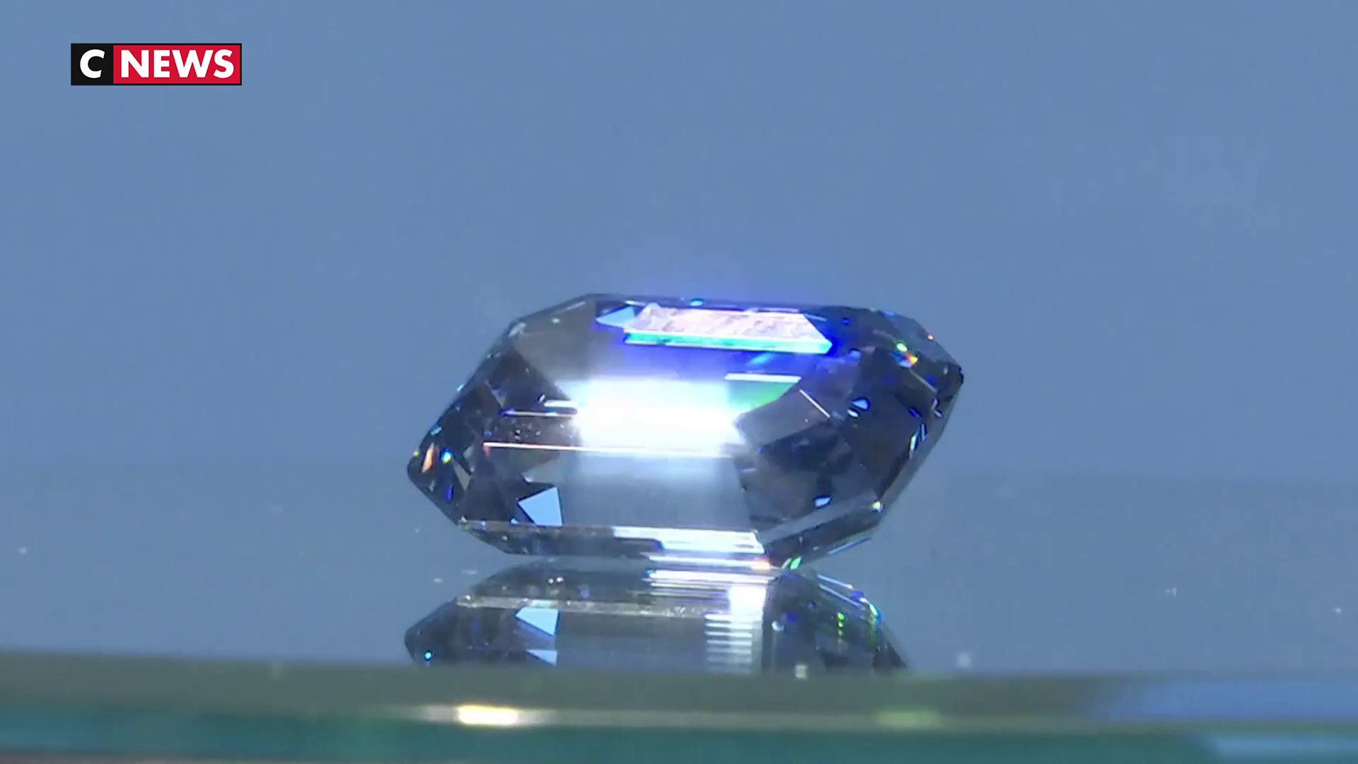Estimé à 48 millions de dollars, voici le plus gros diamant bleu jamais mis  aux enchères - Vidéo Dailymotion