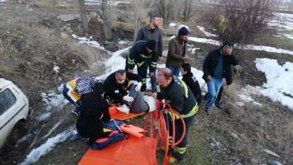 DİREKSİYON HAKİMİYETİNİ KAYBETTİ, OTOMOBİLLE SULAMA KANALINA UÇTU