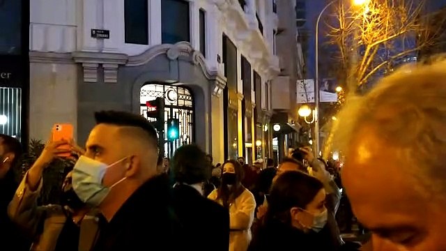 Protesta en Génova 13 a favor de Isabel Díaz Ayuso