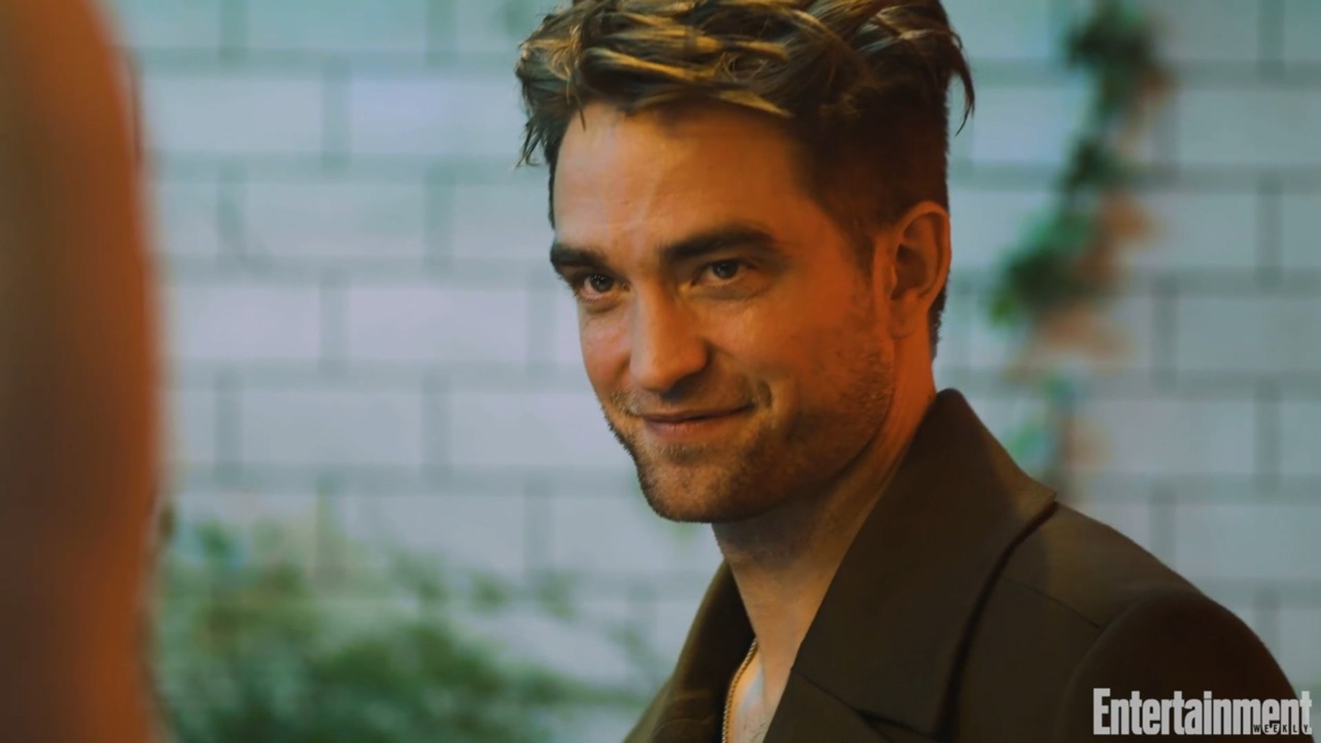 EW Interview: Robert Pattinson Breaks Down the New Batsuit - video  Dailymotion