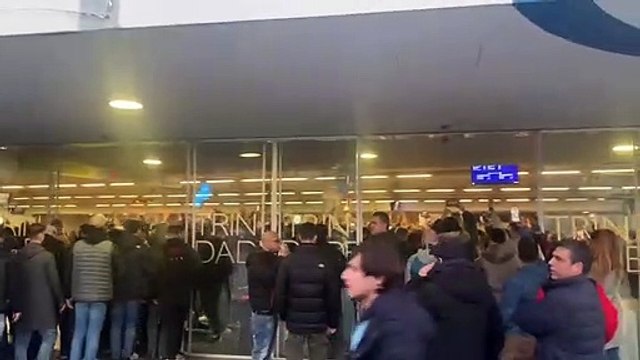 Porto - Lazio, i cori dei tifosi biancocelesti fuori dallo stadio