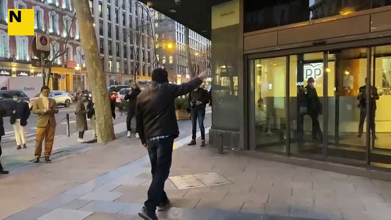 Protesta davant de la seu del PP a Madrid a favor d'Ayuso