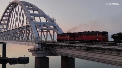 شاهد:  قطار يحمل مركبات عسكرية روسية عبر جسر القرم