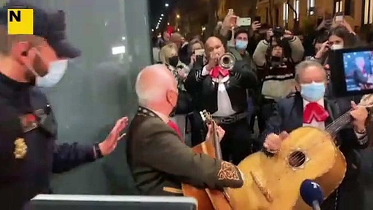 Protesta davant de la seu del PP a Madrid a favor d'Ayuso | Canta y no llores