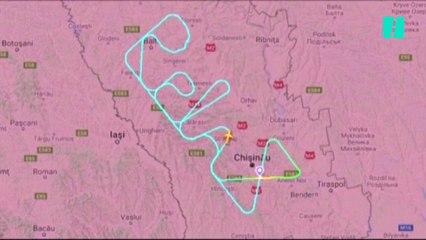 Un avión de Air Moldavia dibuja un claro mensaje en el cielo