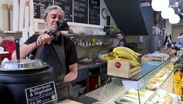 Posos de café convertidos en productos de belleza, lo último en reciclaje y economía circular