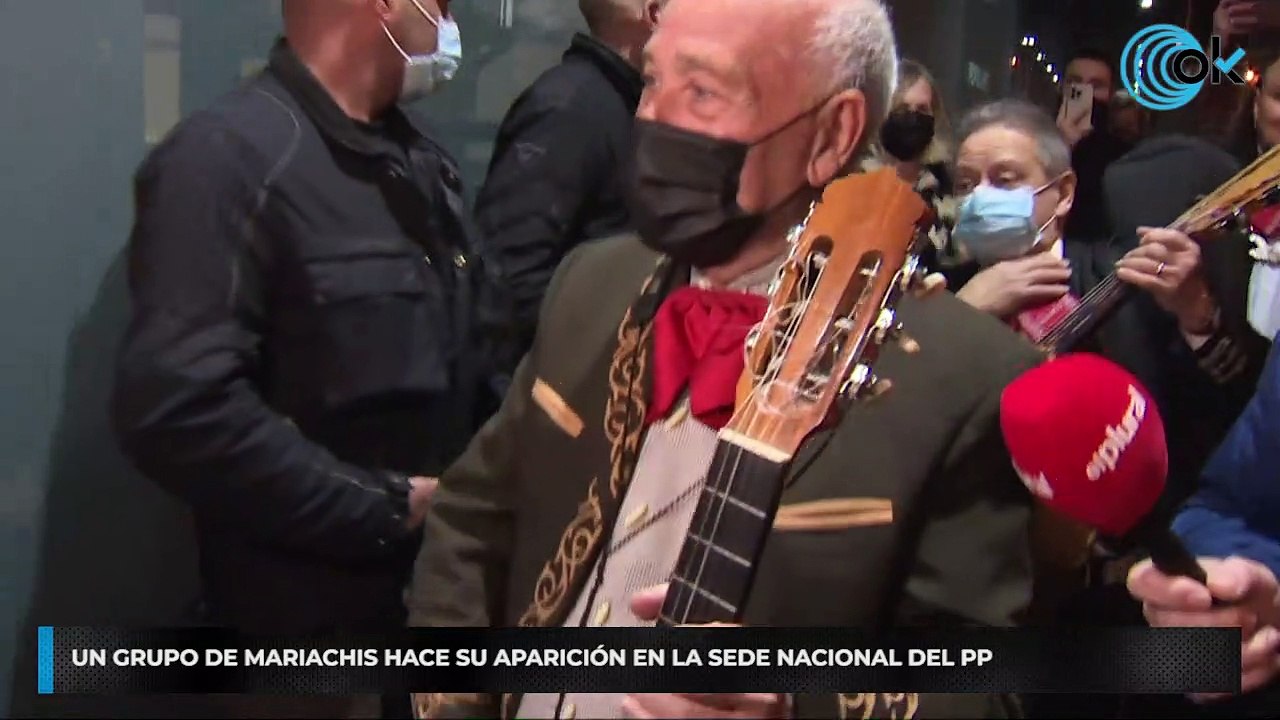 Un grupo de mariachis hace su aparición en la sede nacional del PP