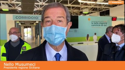 Vaccino, Musumeci visita il nuovo centro Hub all'ex Fiera di Messina