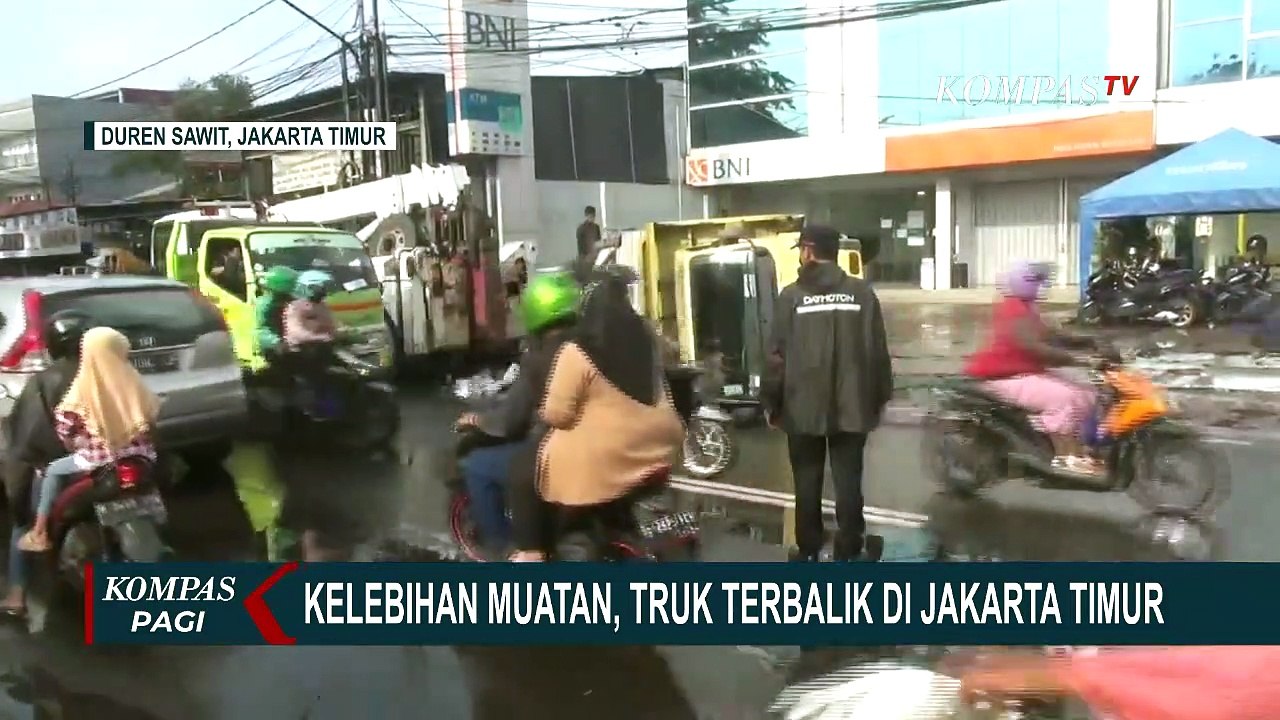 Kelebihan Muatan, Truk Pengangkut Batu Bata Terbalik dan Timbulkan Kemacetan di Duren Sawit