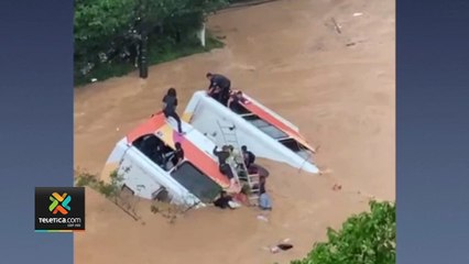 ext-Dos buses arrastrados por la corriente-en-brasil-170222