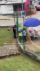 La peculiar forma de vendedor de comida en universidad de Tabasco